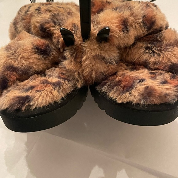 Steve Madden Leopard print fluffy platform sandals slippers size 7. NWT - Picture 9 of 12